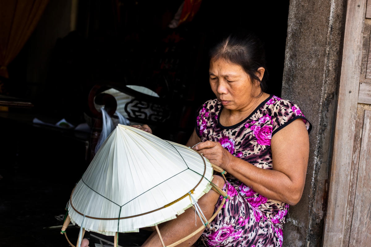 Nón lá Hạ Thôn có 2 loại, nón lá xanh và nón lá dừa. Nón lá xanh là nón lá được dựa trên khuôn mẫu của nón bài thơ Huế, cải tiến mang đặc trưng nón Hạ Thôn. Để làm ra loại nón này, người Hạ Thôn sẽ xếp 3 lớp lá trên 16 vành rồi chằm nón (hay còn gọi là khâu nón). Loại thứ 2 là nón lá dừa, công đoạn làm ra sản phẩm cũng tương tự nhưng khác hơn là người thợ sẽ xếp một lớp lá nón bên trong và một lớp lá dừa bên ngoài.
