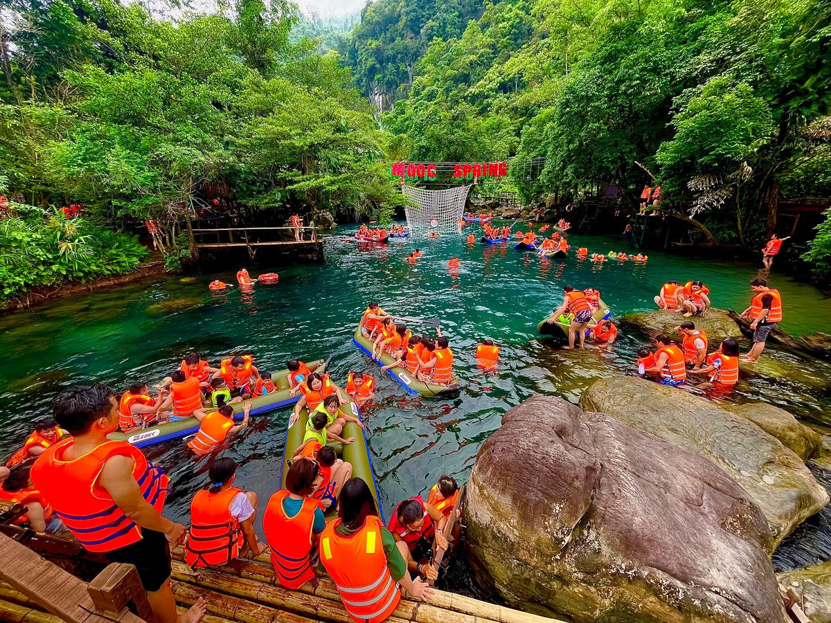 Du khách trải nghiệm ở suối nước Moọc.
