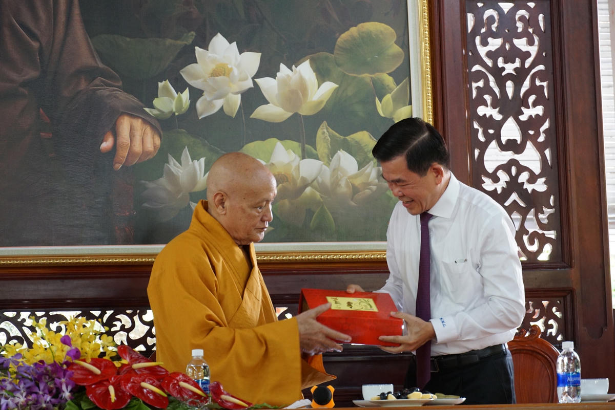 Bí thư Tỉnh ủy Đồng Nai Nguyễn Hồng Lĩnh tặng quà cho Hòa Thượng Thích Nhật Quang.