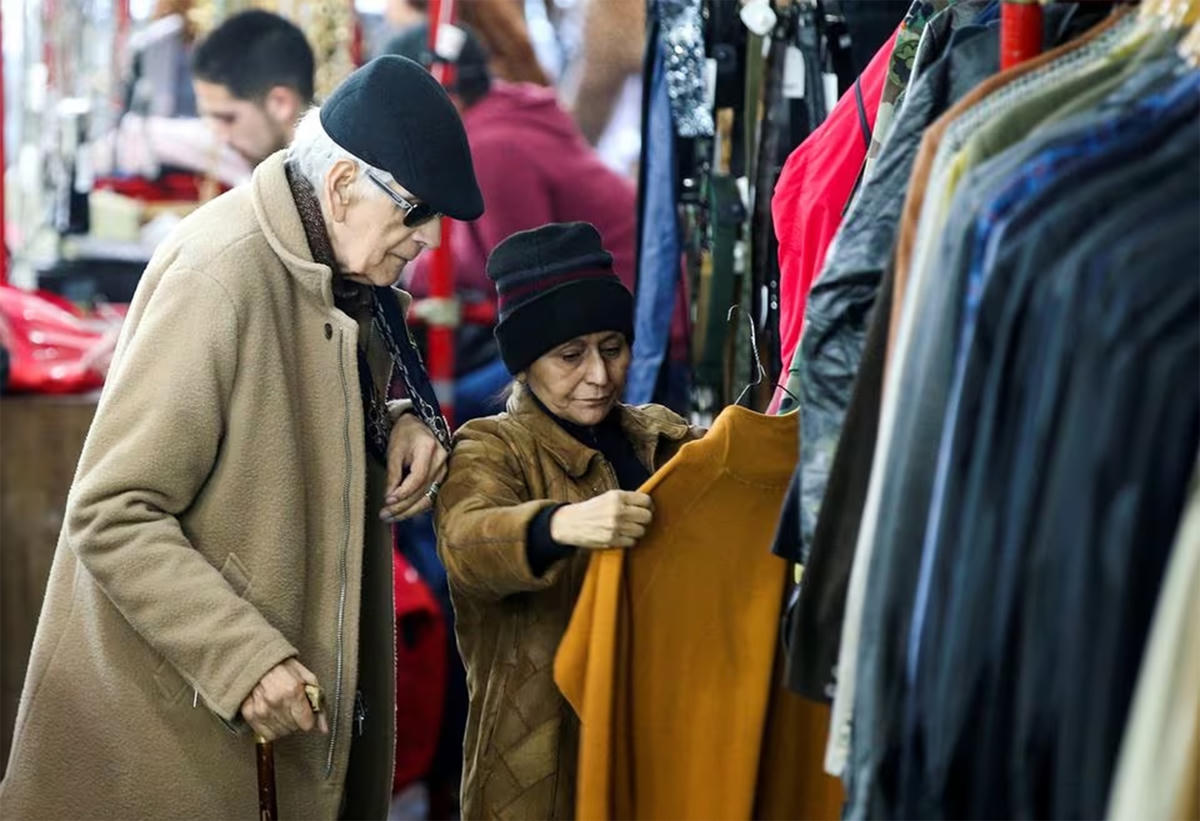 Người dân mua sắm tại một cửa hàng quần áo cũ ở Buenos Aires, Argentina. Nguồn: Reuters.