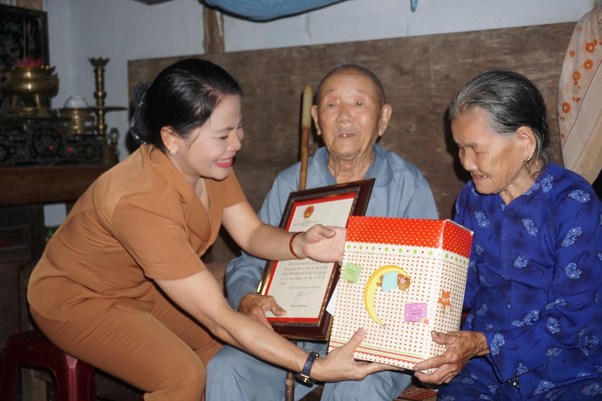 Bà Nguyễn Thị Phong Vũ, Chủ tịch Ủy ban MTTQ Việt Nam tỉnh Bình Định, thăm và chúc mừng cụ Kiều Minh, làng Klót Posk, thị trấn Vĩnh Thạnh.