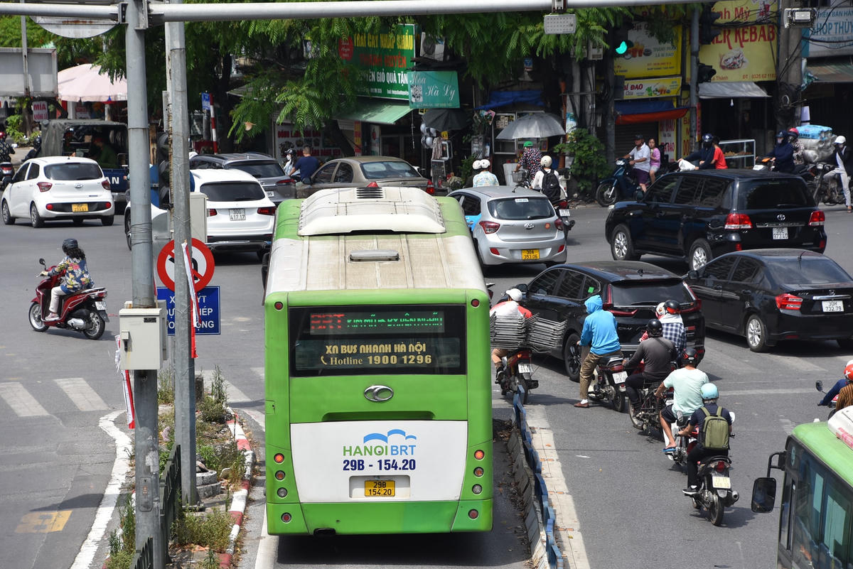 Những chiếc xe buýt nhanh di chuyển "một mình một cõi". Ảnh: H.C.