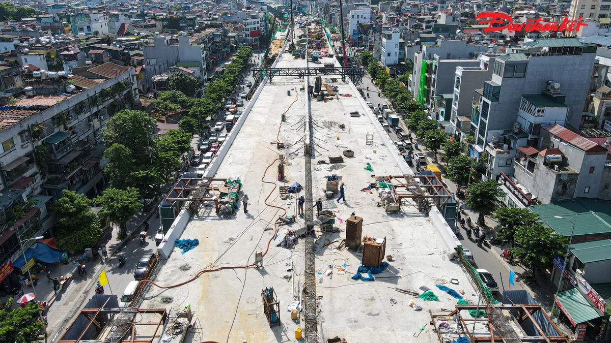 Ông Đào Đăng Hiệp, Trưởng nhóm Hiện trường đơn vị tư vấn quản lý dự án cho hay: “Trong quá trình thi công dự án đường Vành đai 2 trên cao, dự án luôn được các đơn vị liên quan khảo sát, đánh giá, đảm bảo chất lượng và an toàn”.