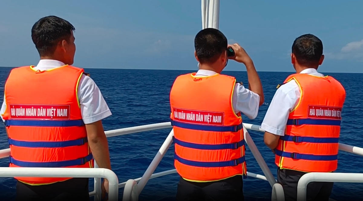 Lực lượng chức năng tìm kiếm các ngư dân mất tích trên biển. (Ảnh CTV).