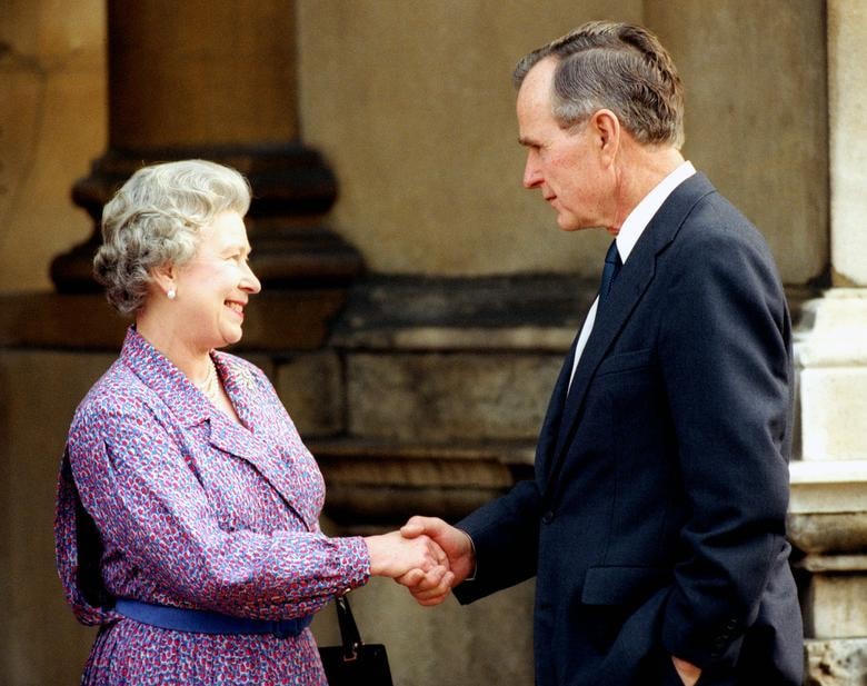Tổng thống George Bush chào tạm biệt Nữ hoàng Elizabeth tại Cung điện Buckingham ở London, ngày 30/11/1993.
