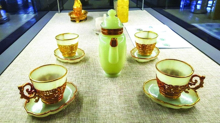 Bộ chén ngọc viền vàng thời nhà Nguyễn.