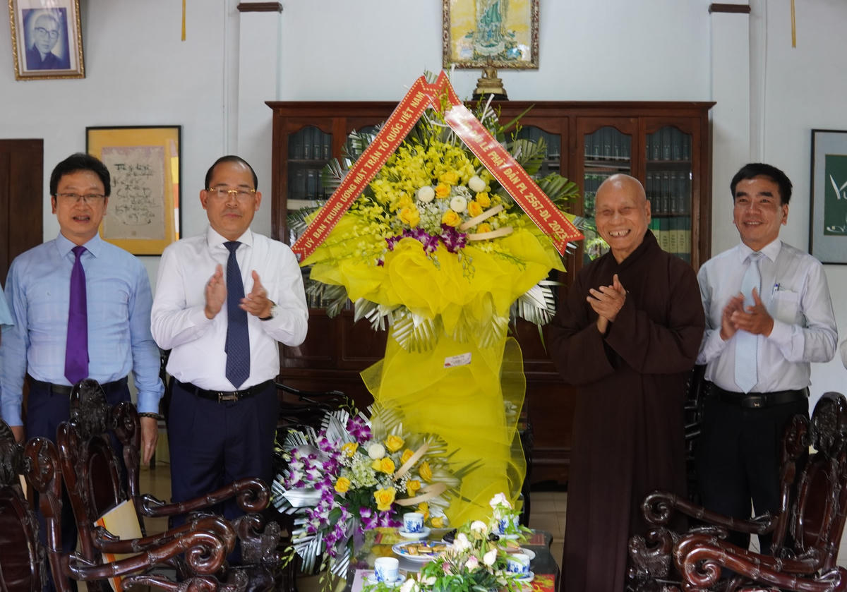 Phó Chủ tịch Hoàng Công Thuỷ thăm, chúc mừng Hoà thượng Thích Giác Quang, Phó Pháp chủ Hội đồng Chứng minh Giáo hội Phật giáo Việt Nam.