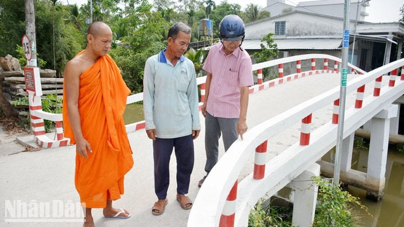 Cầu An Trụ do ông Hùng (giữa) thiết kế, xây dựng.