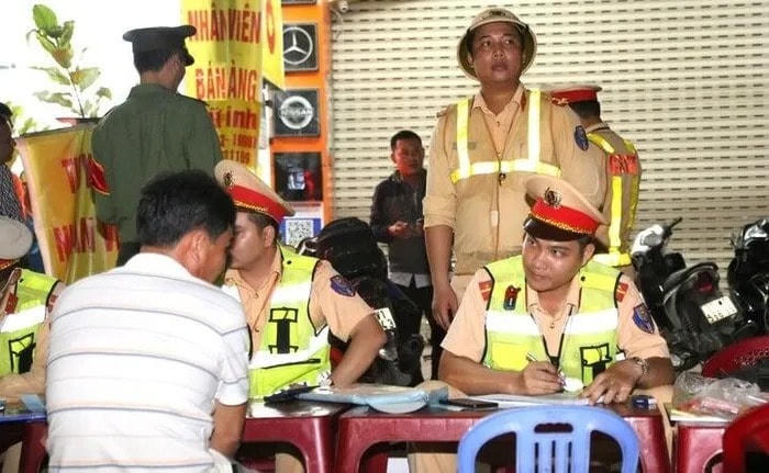 Ngay lập tức, chốt công tác đã lập biên bản vi phạm hành chính, tạm giữ phương tiện và các giấy tờ liên quan theo quy định.