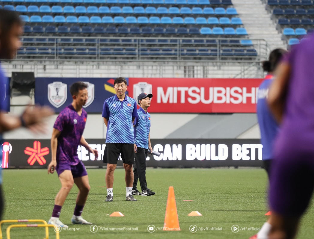 HLV Kim Sang Sik hướng dẫn cầu thủ luyện tập. Ảnh: VFF.