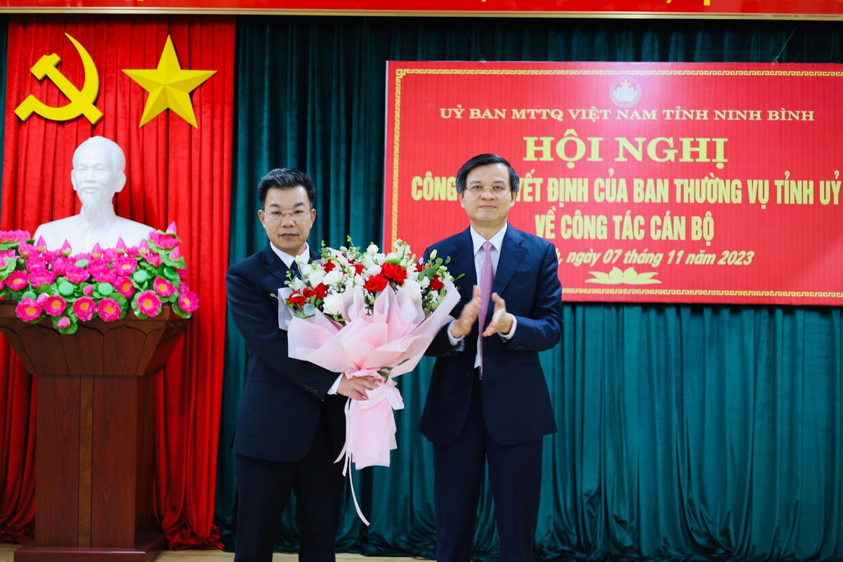 Ông Đoàn Minh Huấn tặng hoa chúc mừng ông Nguyễn Hoàng Hà nhận nhiệm vụ mới.
