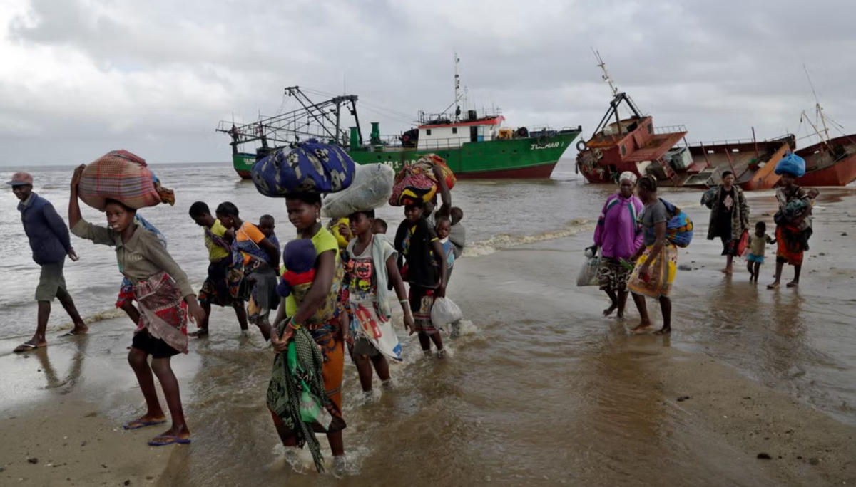 Nhiều gia đình bị mất nhà cửa do lũ lụt phải sơ tán tại Beira (Mozambique). Nguồn: AP.
