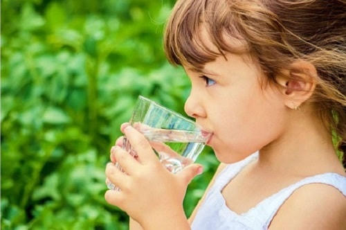 Nước là thành tố quan trọng tác động đến sự phát triển thể chất của trẻ.