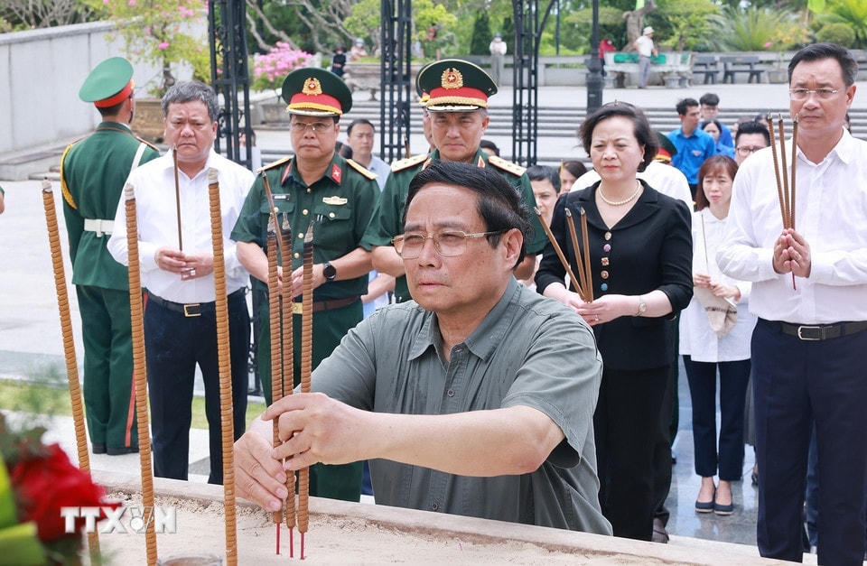 Thủ tướng Phạm Minh Chính dâng hương tưởng niệm các Anh hùng liệt sỹ tại Nghĩa trang liệt sỹ Quốc gia Đường 9. (Ảnh: Dương Giang/TTXVN)