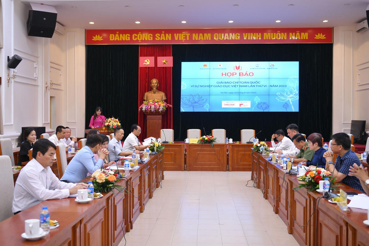 Các đại biểu tham dự buổi họp báo.