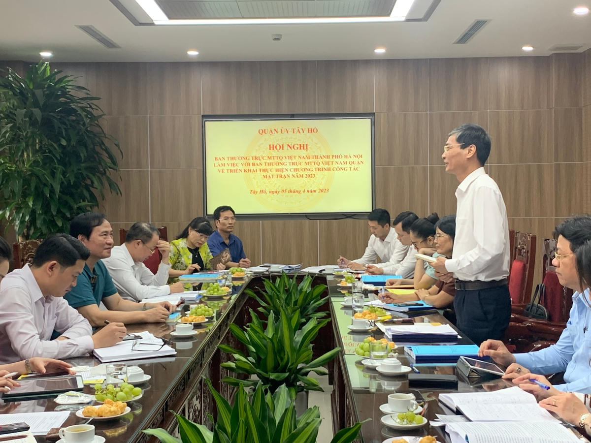 Quang cảnh buổi làm việc. 