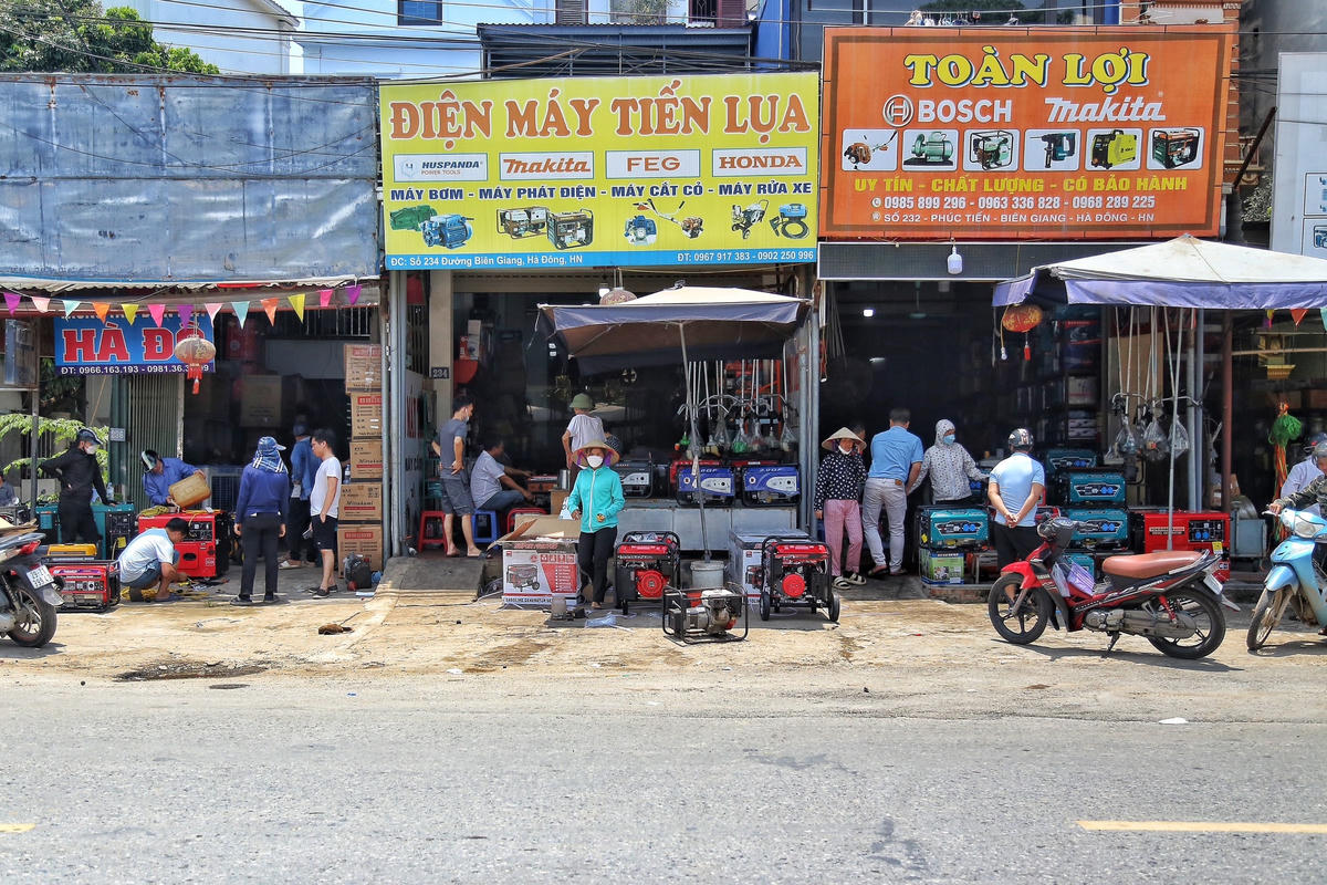 Theo ghi nhận của PV Báo Đại Đoàn Kết Online, 12h trưa ngày 5/6, dưới cái nắng như đổ lửa 38-40 độ C, các cửa hàng bán đồ điện tại phường Biên Giang, Hà Đông bỗng đón lượng khách đông gấp nhiều lần. Đa phần, người dân đến đều mua máy phát điện, quạt tích điện.