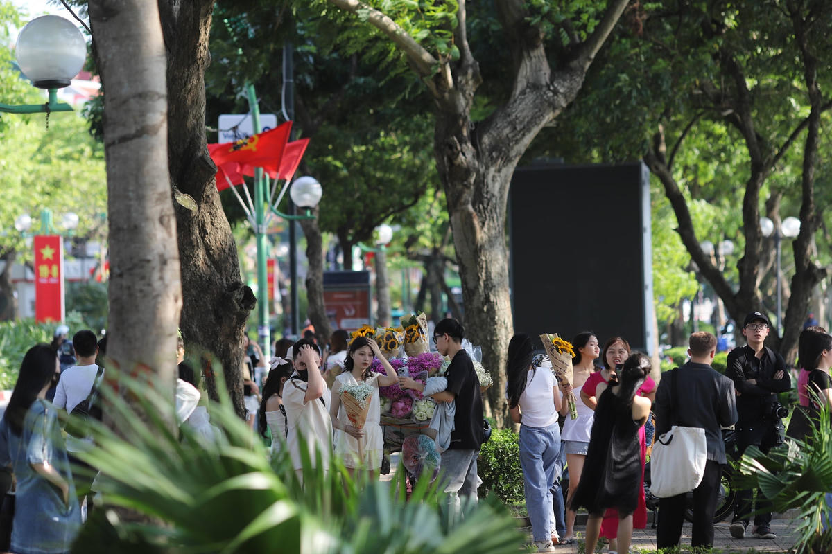 Hà Nội: Thời tiết đẹp, giới trẻ ùn ùn đổ về Hồ Tây chụp ảnh