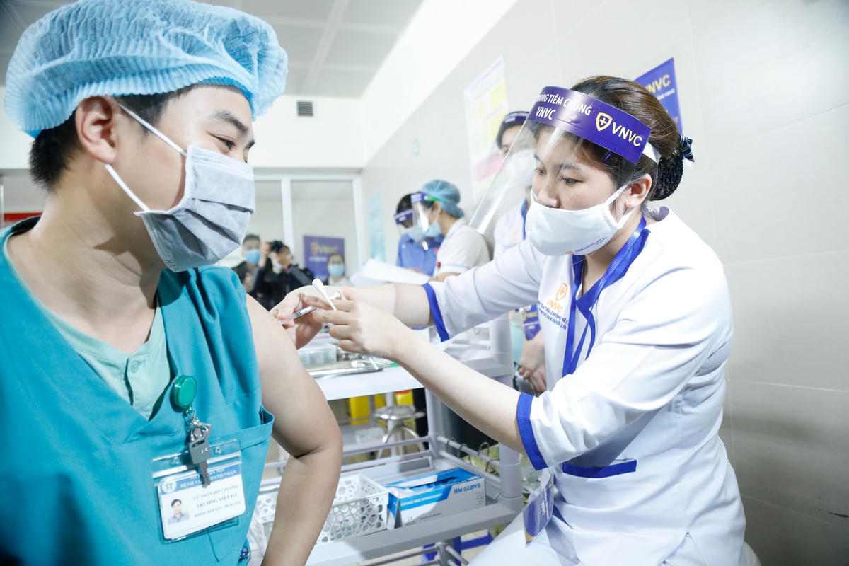Tiêm phòng vaccine là một trong những biện pháp ngăn ngừa dịch bệnh. Ảnh: Quang Vinh.
