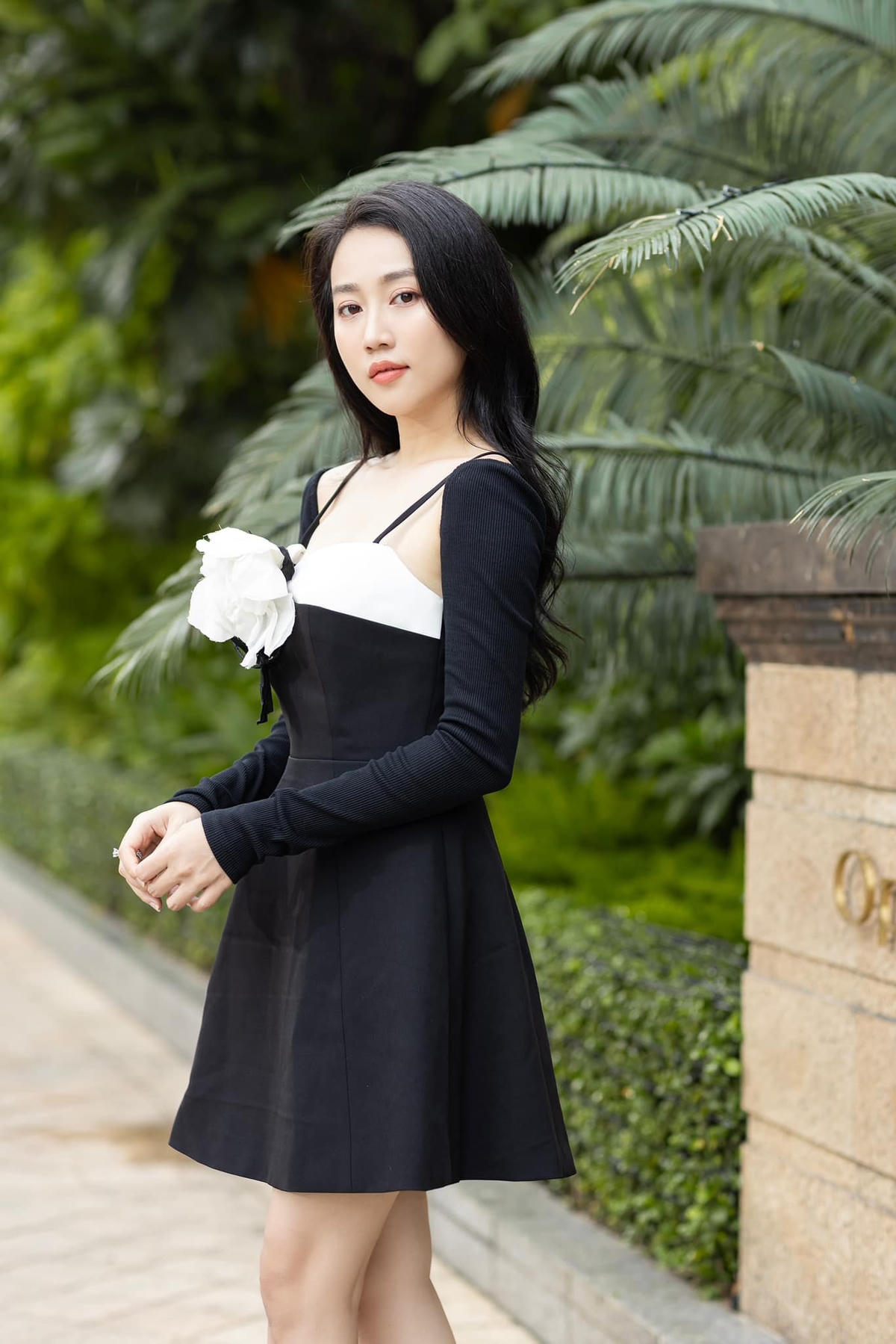 Đời thường, nữ diễn viên chuộng phong cách ăn mặc nhẹ nhàng, thanh lịch, có phần nữ tính. 