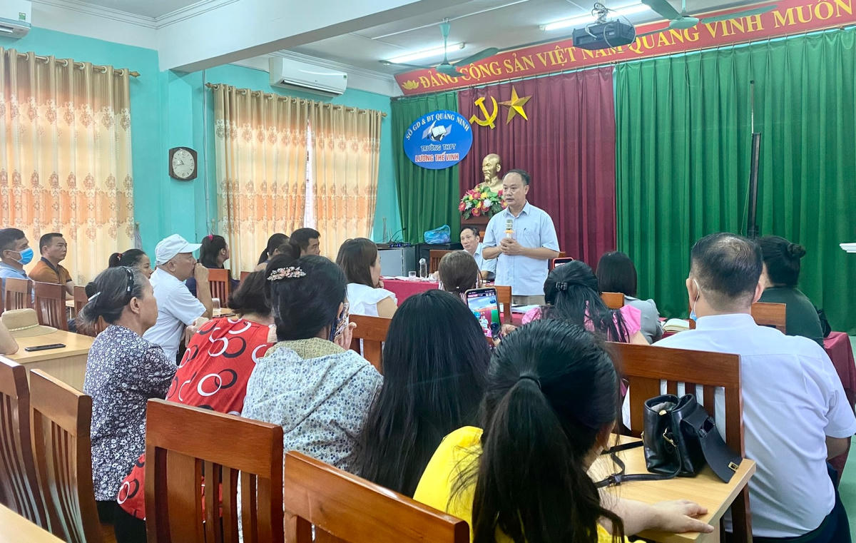 Ông Đinh Quốc Vương, Trưởng Phòng GD&ĐT TP Cẩm Phả phát biểu tại cuộc đối thoại giữa nhà trường và phụ huynh học sinh ngày 12/8.