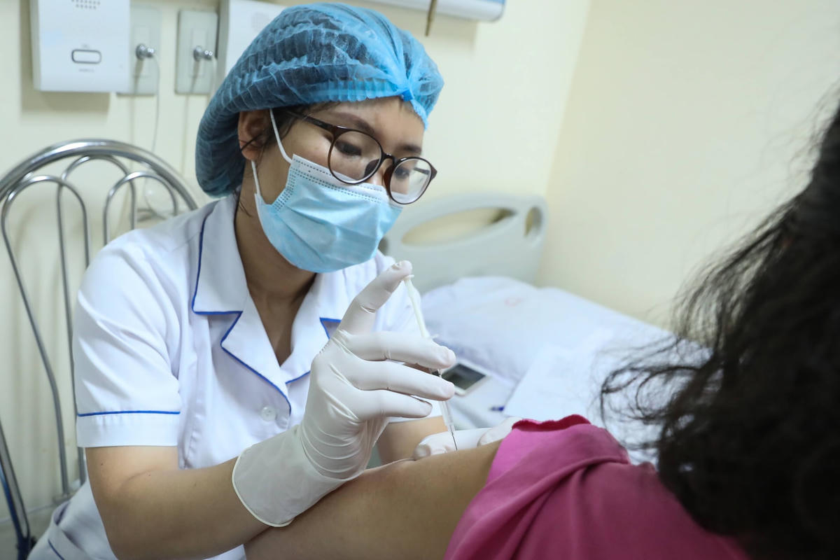 Để giữ chân được công chức, viên chức, một trong những yếu tố quan trọng là tiền lương phải phù hợp với sự cống hiến và phục vụ của họ. Ảnh: Quang Vinh.