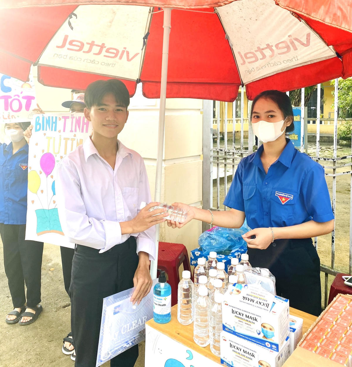 Thí sinh được tiếp sức nước uống.