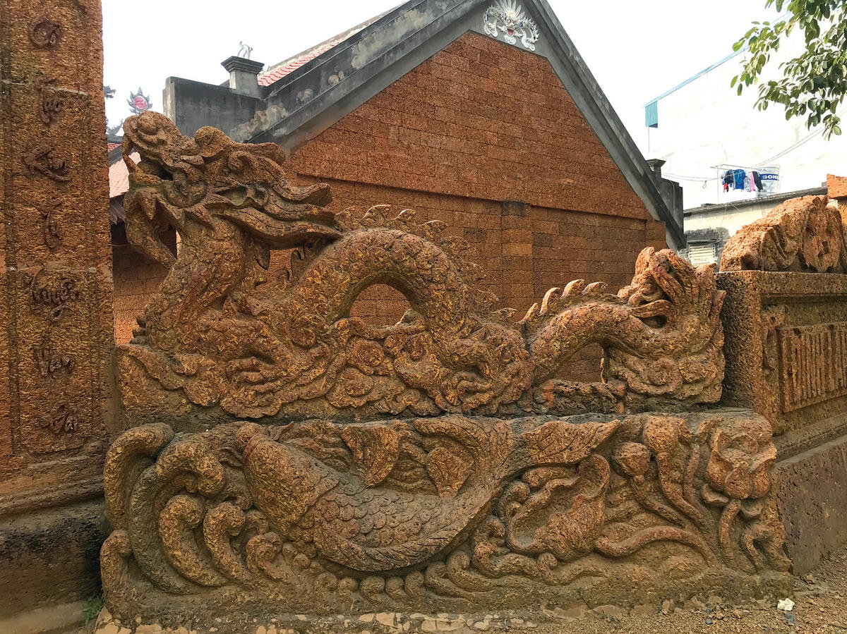 Các sản phẩm từ đá ong ở Bình Yên đa dạng về chủng loại và ngày càng có tính mỹ thuật.  