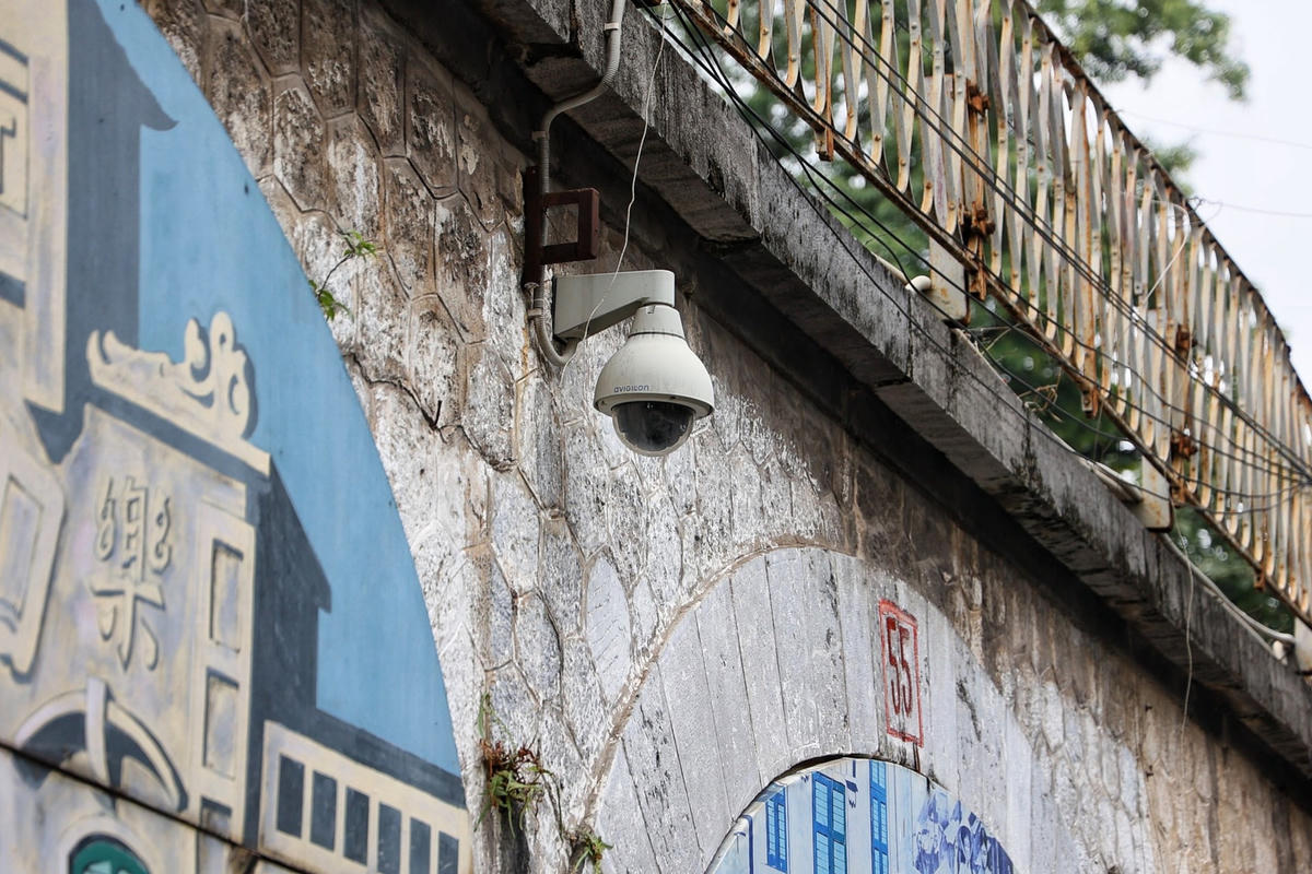 Đặc biệt, tại tuyến phố này cứ vài mét lại có 1 chiếc camera giám sát, song tình trạng các bức tranh bị hỏng hay vỉa hè bị lấn chiếm vẫn chưa được xử lý nghiêm.