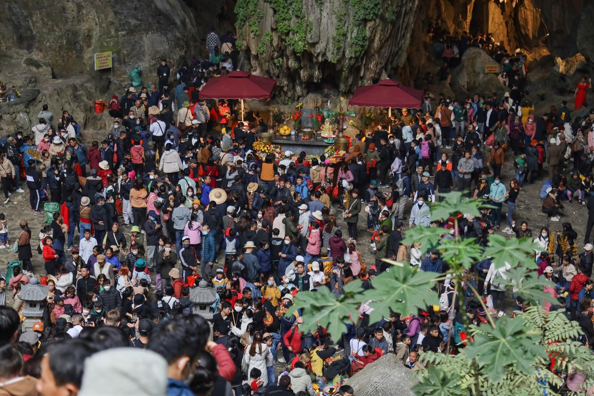 Chùa Hương ngày khai hội mùng 6 tháng Giêng. Ảnh: Quang Vinh.