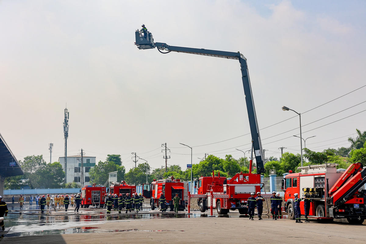 Bên trong nhà xưởng rộng khoảng 4.000 m2, có khoảng 500 công nhân làm việc; hàng hóa, tài sản đều là các vật dụng dễ bắt lửa như vải, nhựa, mút xốp, bìa carton...