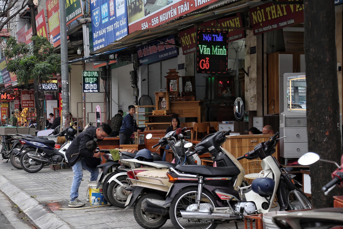Trải dài trên tuyến đường Nguyễn Trãi từ hầm chui Thanh Xuân hướng về Hà Đông là hàng loạt hàng quán kinh doanh đồ gỗ, buôn bán hàng hóa, dịch vụ,... tràn từ vỉa hè xuống tới lòng đường.