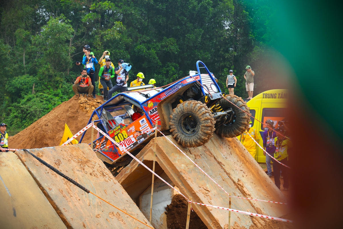 Cận cảnh đua xe ô tô địa hình mạo hiểm ở Hà Nội