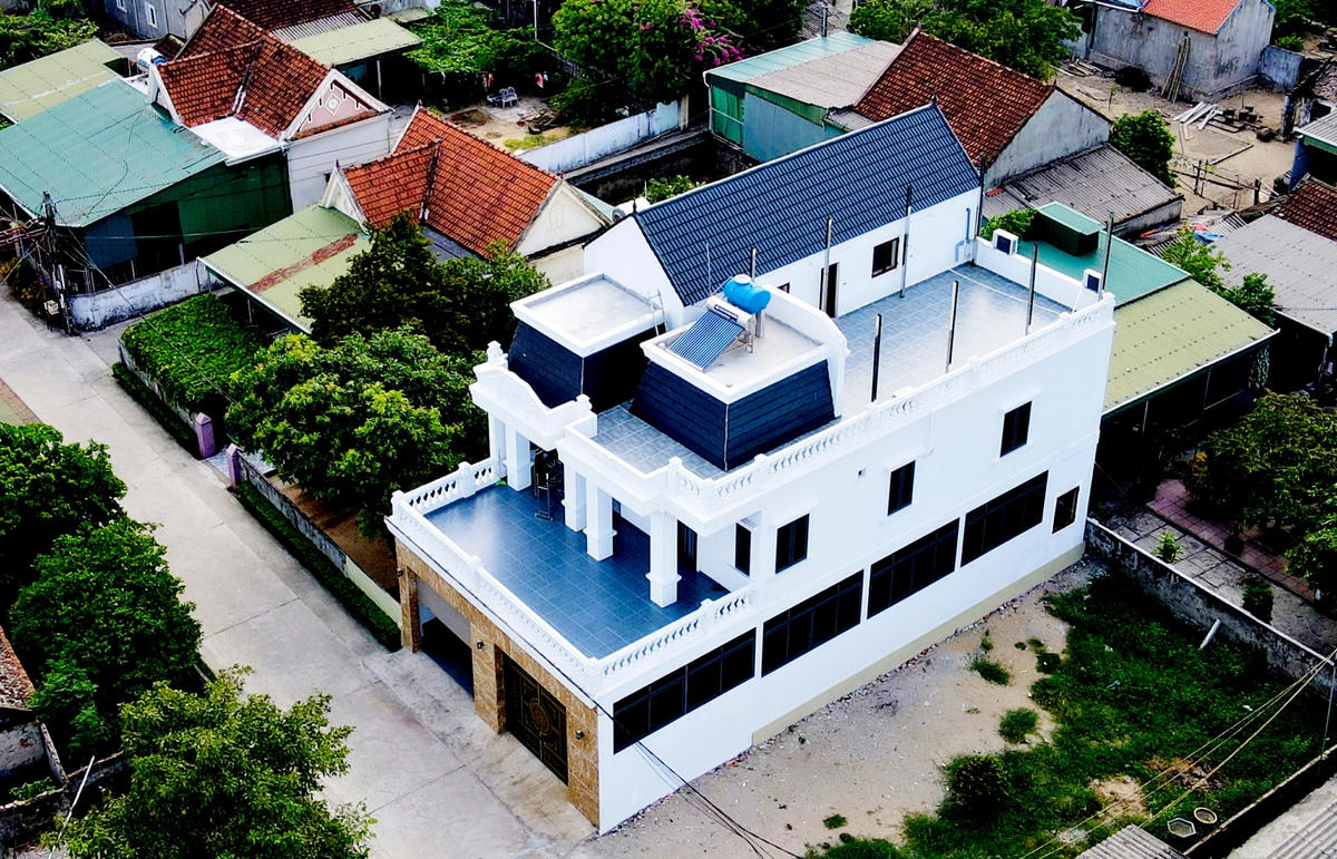 Cảnh nhà cửa cao tầng mọc lên san sát, xe ô tô sang đậu đầy sân nhà khiến nhiều người đến đây ngỡ rằng là một đô thị, một phố phường chứ chẳng phải là làng quê nữa.