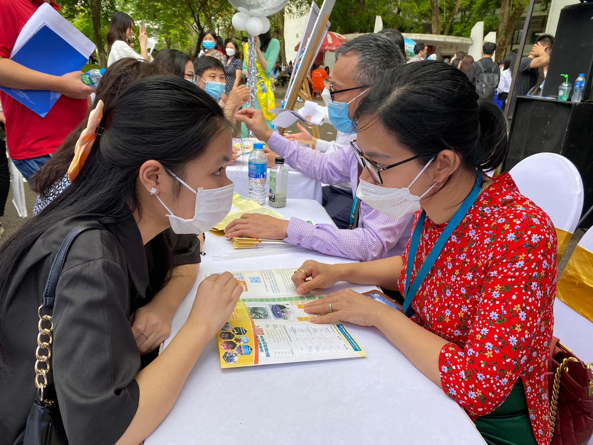 Thí sính nghe tư vấn hướng nghiệp tại Ngày hội tư vấn tuyển sinh hướng nghiệp năm 2022.