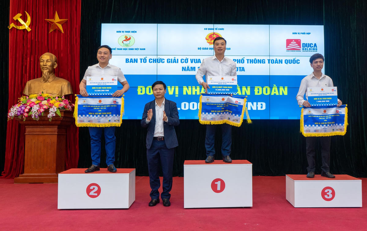 Ban tổ chức đã trao cờ 3 đoàn mạnh nhất tham dự Vòng Chung kết toàn quốc.