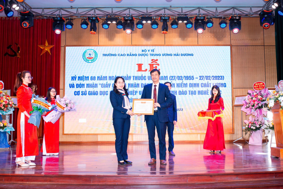 Tiến sĩ Trần Bá Kiên, Hiệu trưởng Trường Cao đẳng Dược Trung ương Hải Dương nhận danh hiệu chiến sĩ thi đua cấp bộ năm 2022