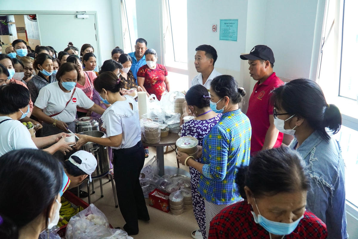 Phụ huynh đến nhận thức ăn cho bệnh nhi tại khoa Ung Bướu.