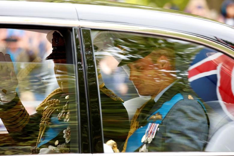 Trước đó, Vua Charles III (bên trái) và Thái tử William di chuyển bằng ô tô tới tang lễ.