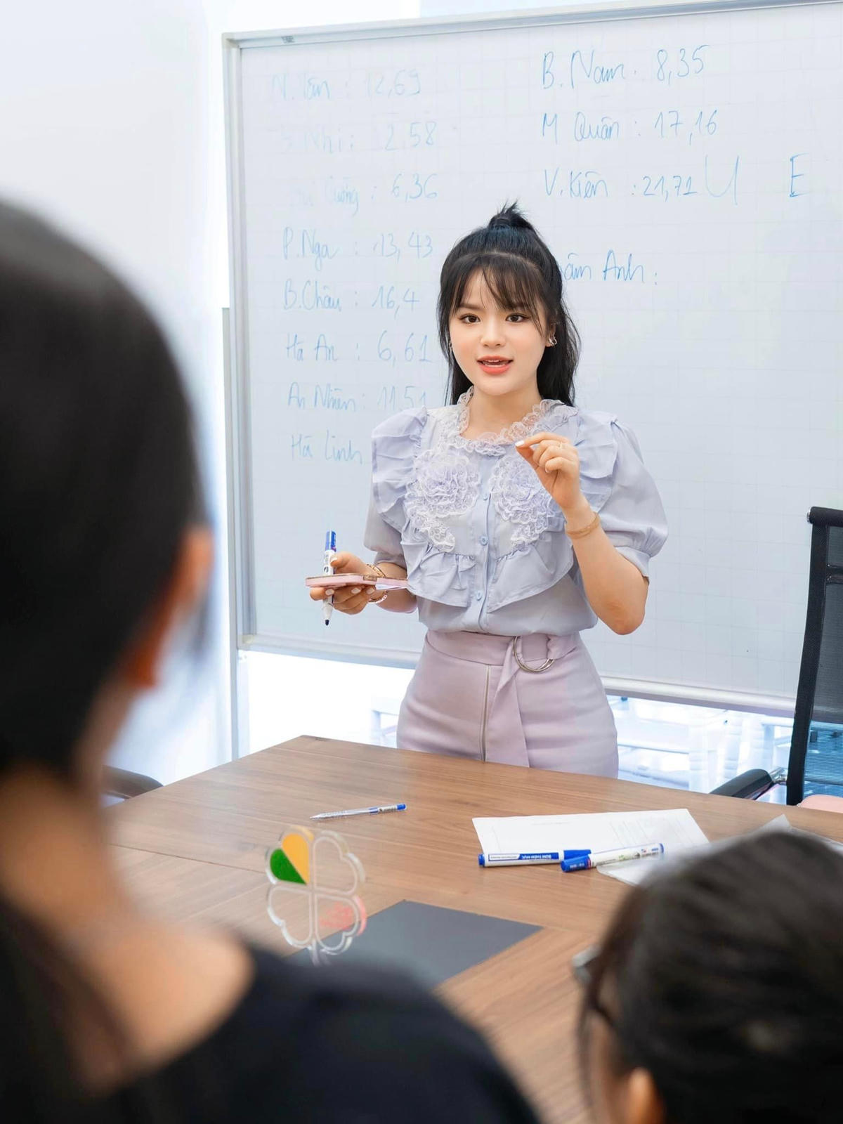 MC Hà Đan đời thực là một MC tại Đài truyền hình Việt Nam, cô còn đảm nhận công việc giảng dạy, là một diễn viên. 