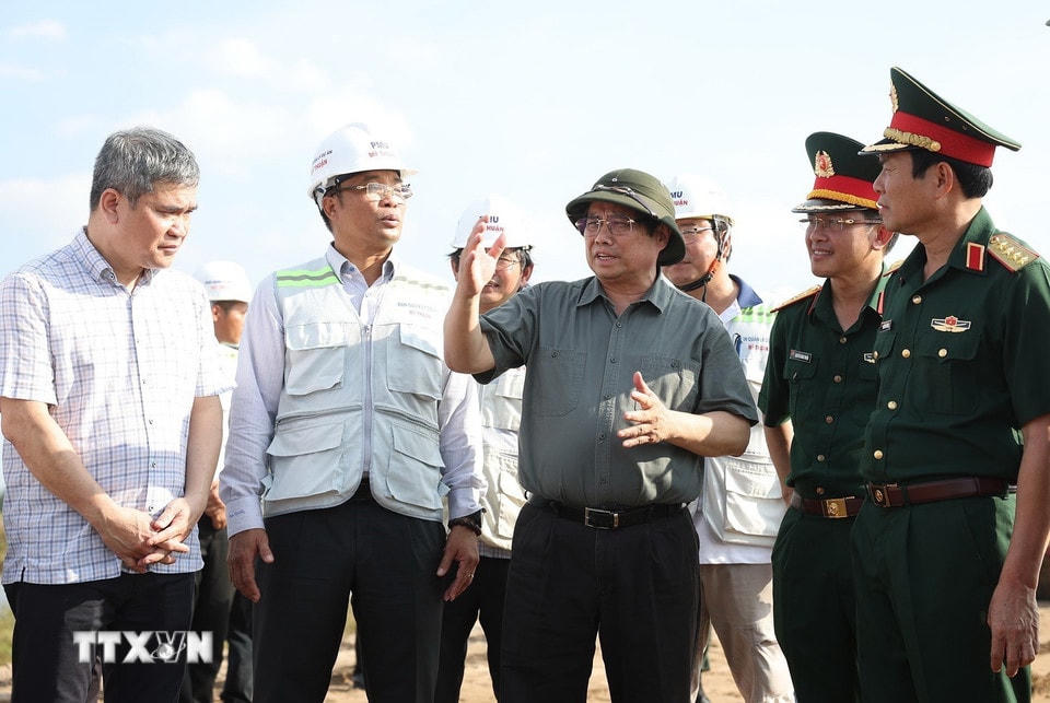 Thủ tướng Phạm Minh Chính kiểm tra tiến độ thi công dự án thành phần đoạn Hậu Giang-Cà Mau. (Ảnh: Dương Giang/TTXVN)