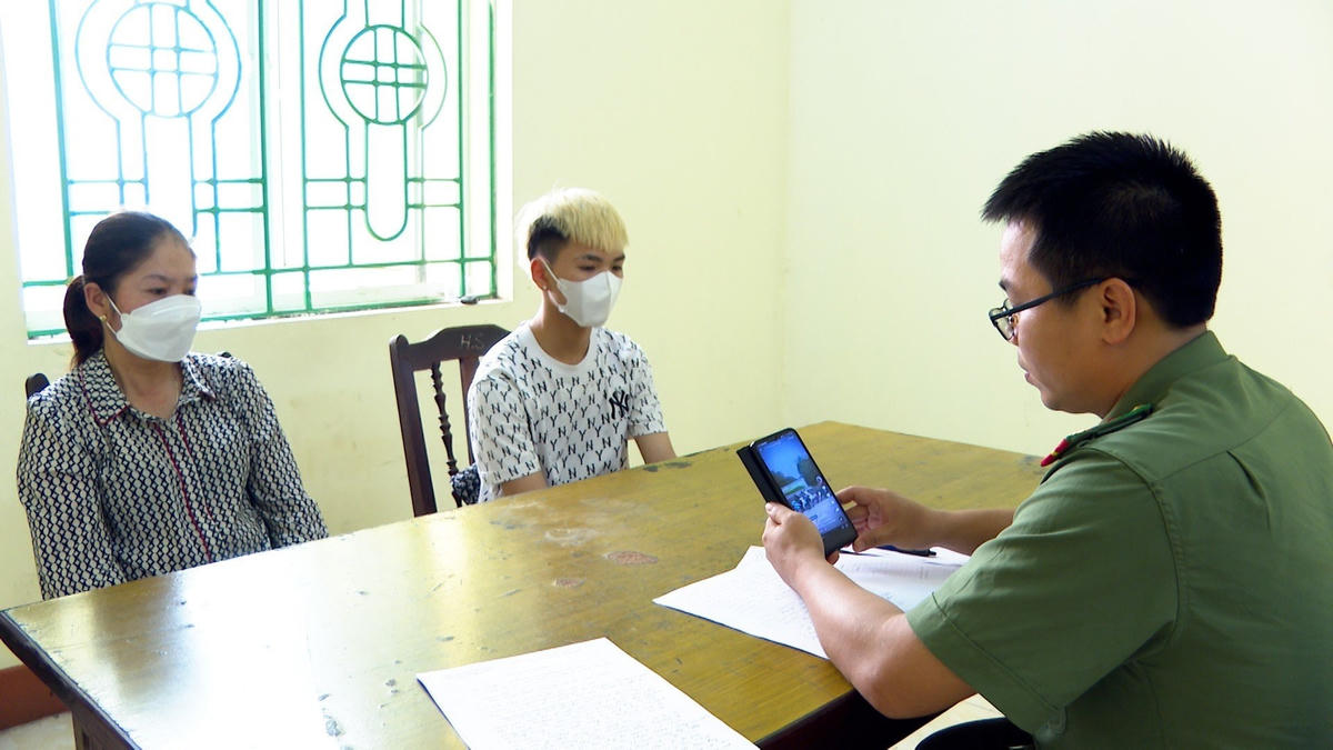 V. và người dám hộ tại Công an TP Việt Trì