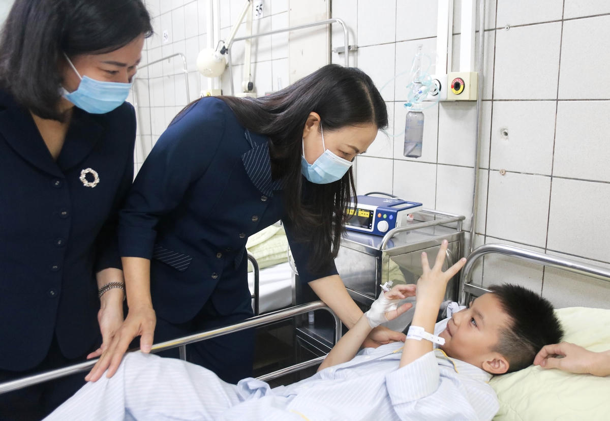 Phó Chủ tịch – Tổng Thư ký Nguyễn Thị Thu Hà thăm hỏi nạn nhân trong vụ cháy chung cư mini