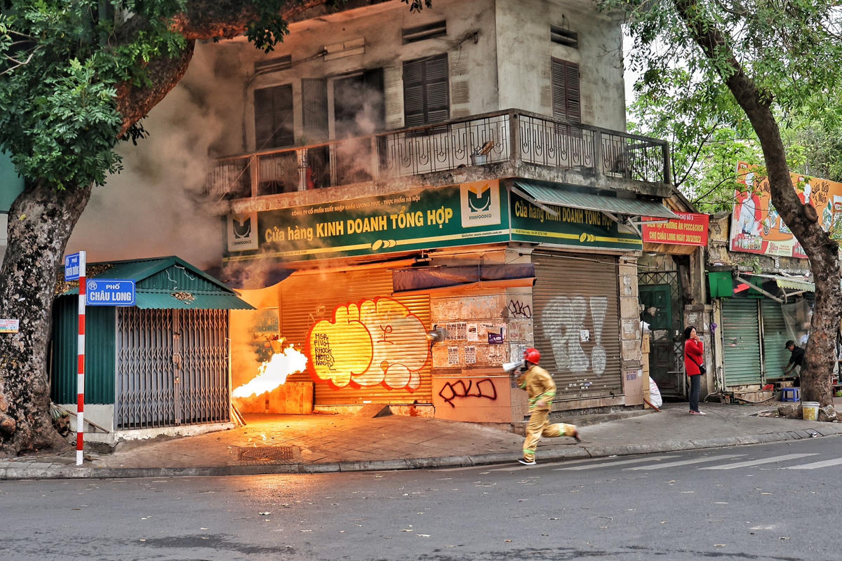 Ngay sau khi có thông tin báo cháy, lực lượng chức năng đã dùng loa để thông báo cho người dân sinh sống tại khu vực xảy ra vụ cháy.