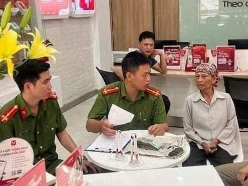 Bà T. (ngoài cùng bên phải) may mắn thoát khỏi vụ lừa đảo 70 triệu đồng nhờ sự giúp đỡ của giao dịch viên và Công an.