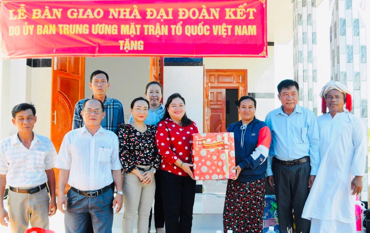 Ủy ban MTTQ Việt Nam tỉnh Bình Thuận cùng chính quyền địa phương trao nhà “Đại đoàn kết” cho hộ nghèo.