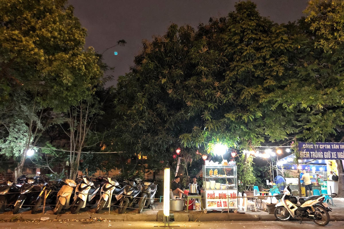 Ngay cả một điểm trông xe trên đường Tú Mỡ cũng tranh thủ làm nơi bán hàng. Nếu chẳng may, xảy ra cháy nổ thì không biết hàng chục, hàng trăm chiếc xe được gửi tại đây sẽ thế nào. Trách nhiệm sẽ thuộc về ai?