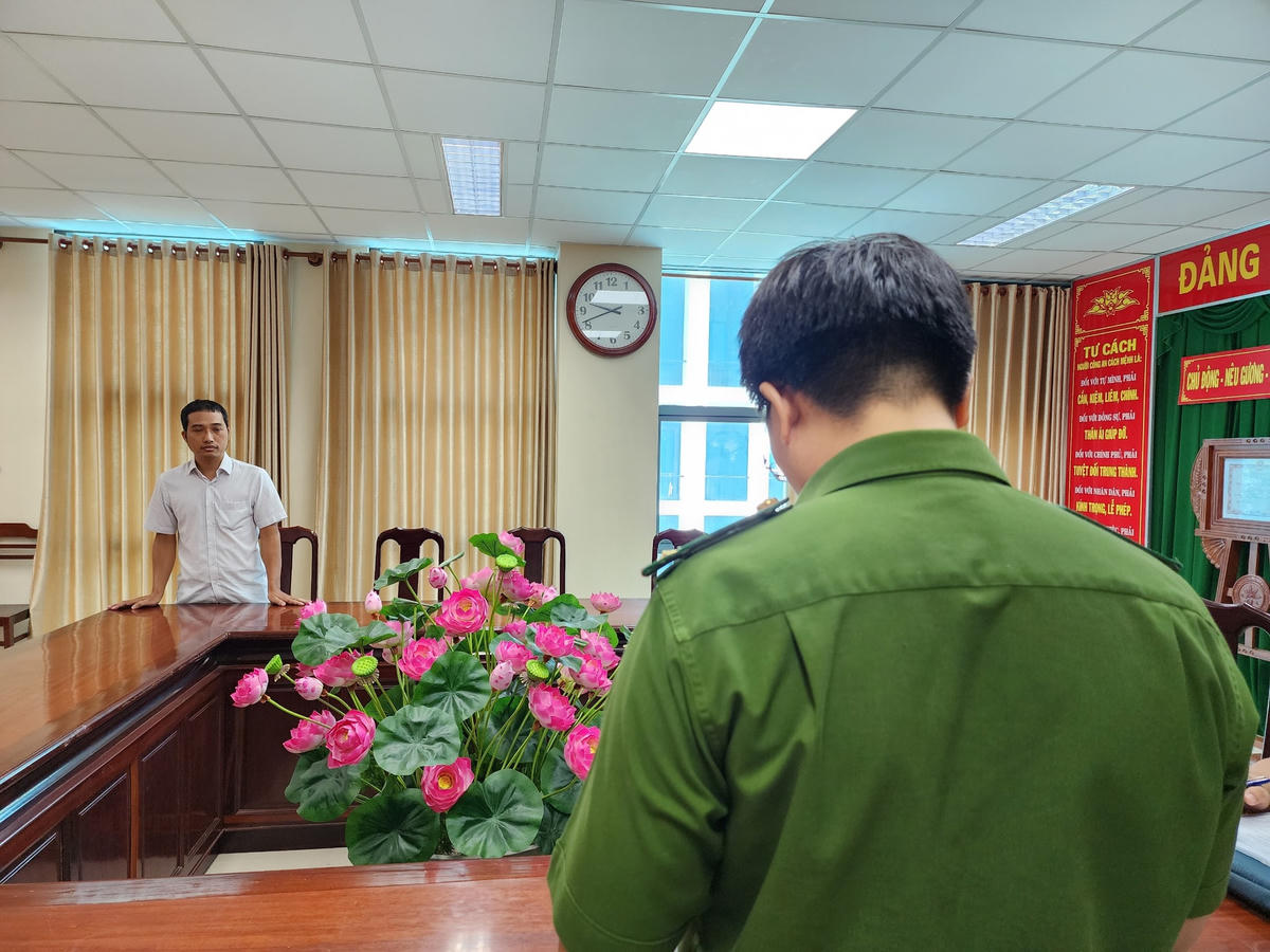 Công an tống đạt quyết định khởi tố bị can và thực hiện lệnh bắt tạm giam đối với Mai Công Hưng.