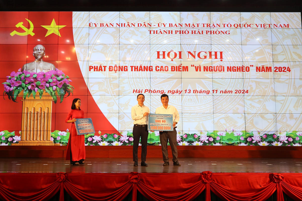 Chủ tịch Ủy ban MTTQ Việt Nam TP Hải Phòng Đào Trọng Đức tiếp nhận ủng hộ của các tổ chức, doanh nghiệp, nhà hảo tâm.