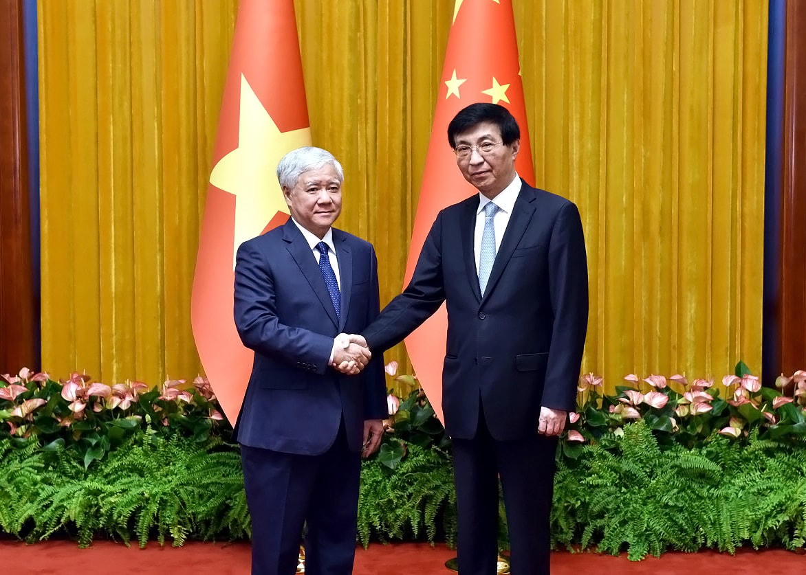 Bí thư Trung ương Đảng, Chủ tịch Ủy ban Trung ương MTTQ Việt Nam Đỗ Văn Chiến và đồng chí Vương Hộ Ninh, Ủy viên Thường vụ Bộ Chính trị Ban Chấp hành Trung ương Đảng Cộng sản Trung Quốc, Chủ tịch Hội nghị Chính trị Hiệp thương Nhân dân Toàn quốc (Chính Hiệp) Trung Quốc. 